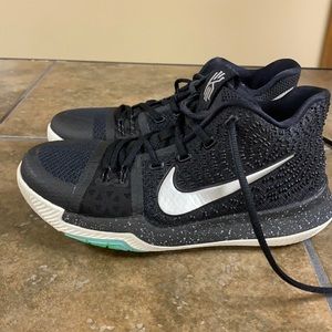 NIKE KYRIE 3 BLCK/MTLLC SILVER-WHITE